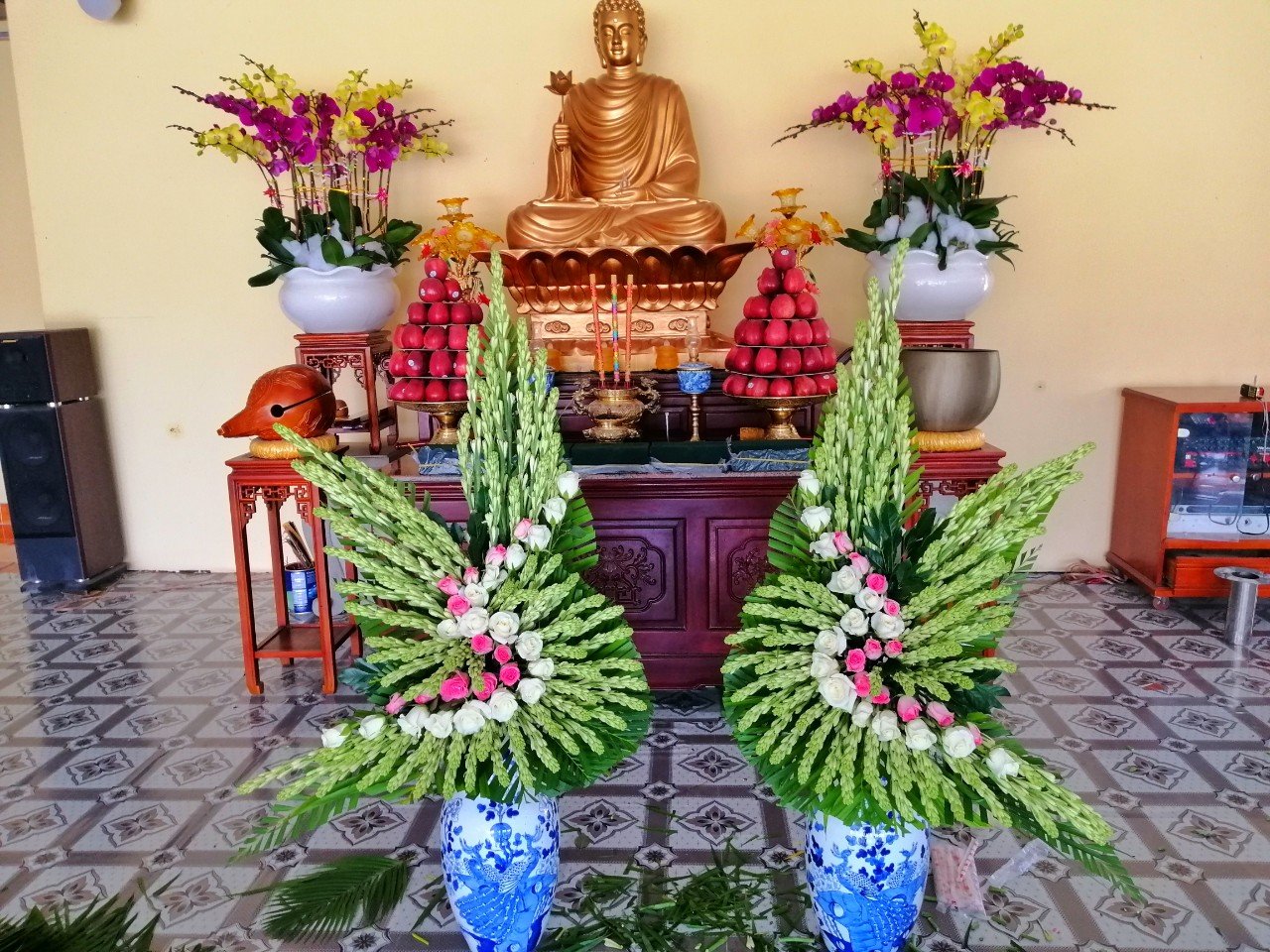 Dạy cắm hoa dâng Phật: Nếu bạn có niềm đam mê về cắm hoa và tôn giáo, đừng bỏ lỡ hình ảnh này. Hãy cùng tìm hiểu cách cắm hoa dâng Phật đầy tâm linh và ý nghĩa. Bạn sẽ tìm thấy những bông hoa tươi tắn đầy màu sắc với những ý nghĩa đặc biệt dành cho tín đồ Phật tử.