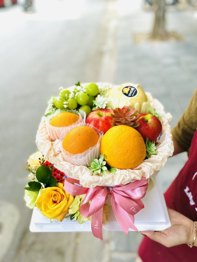 Bánh sinh nhật làm bằng trái cây trong khóa học xếp giỏ trái cây nhập khẩu.