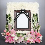 Cách cắm hoa trên ảnh thờ tang lễ đẹp và đơn giản.