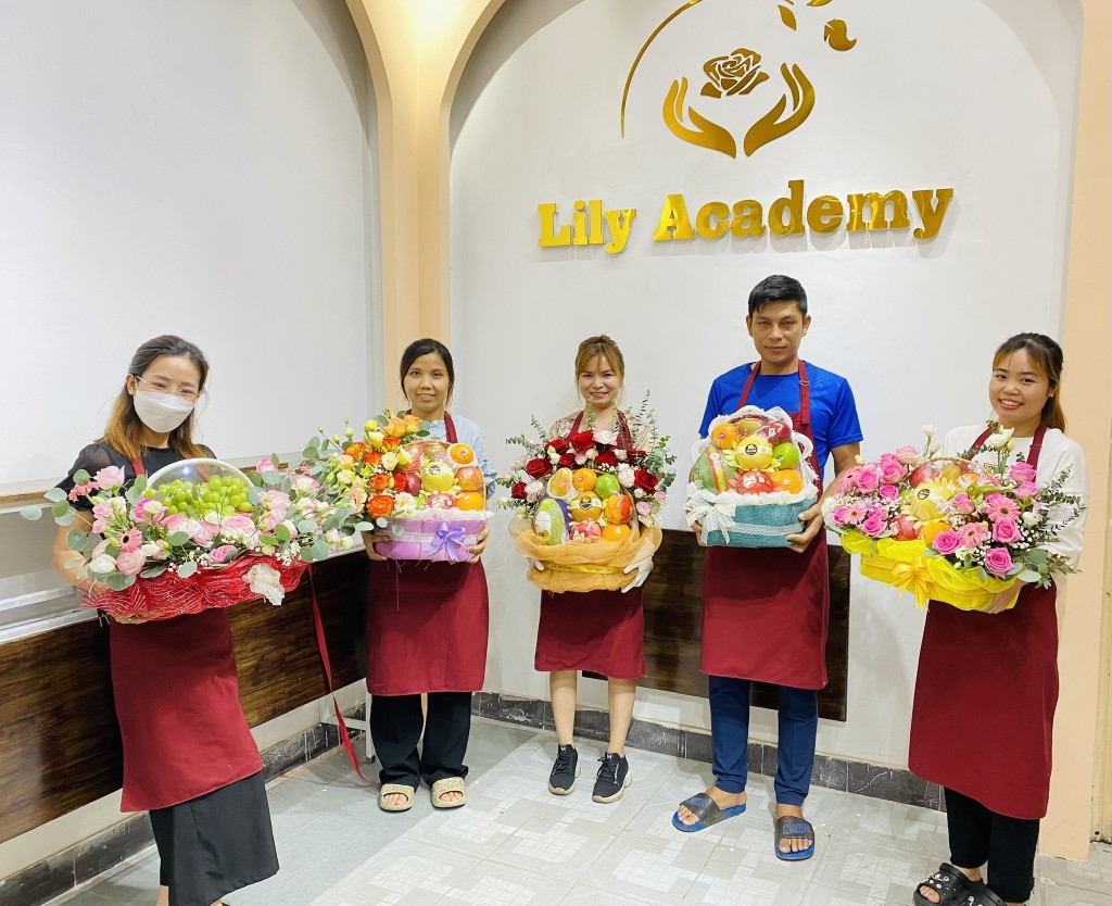 Học viên học xếp giỏ trái cây nhập khẩu tại Lily Academy.